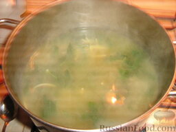Палермитанский летний суп: Добавить спагетти в суп и варить до готовности, то есть еще 12 минут. Достаем оттуда морковку, она была нужна только для аромата бульона.