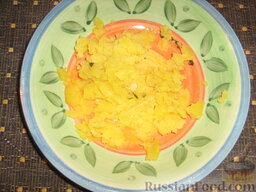 Палермитанский летний суп: Вылавливаем картофель и разминаем его вилкой. Я так делаю, во-первых, потому, что мой муж не признает картошку в этом супе, а во-вторых, так вкуснее, чем картофель, порезанный кубиками.
