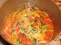 Палермитанский летний суп: Зажарку из помидоров добавляем в суп. Перемешиваем и даем настояться несколько минут.