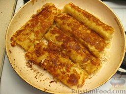 Блины, фаршированные луком и сыром: Разогреть на сковороде сливочное масло. Обжарить фаршированные блины на среднем огне со всех сторон до золотистого цвета (7-8 минут).