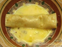 Блины, фаршированные луком и сыром: В миске слегка взбить два яйца.  Обмакнуть во взбитых яйцах фаршированные блины.