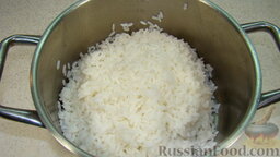 Рис с овощами: Готовый рис откинуть на дуршлаг, промыть водой.