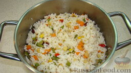 Рис с овощами: Рис и овощи соединить в кастрюле, перемешать.