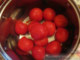 Баклажанная икра по бабушкиному рецепту: Вскипятить чайник. Кипятком залить помидоры на 1-2 минуты. Затем слить воду и залить холодной водой на 1 минуту. Очистить помидоры от шкурки.