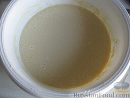Дрожжевые оладушки на молоке с яблоками: Муку просеять. Смешать сухие дрожжи с мукой. Добавить в миску муку при непрерывном помешивании, небольшими порциями. Тесто готово. Накрыть полотенцем и дать постоять 30 минут в теплом месте.