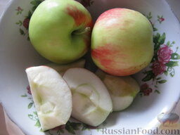 Дрожжевые оладушки на молоке с яблоками: Яблоки помыть, очистить от сердцевины и шкурки.