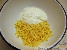 Простая сырная лепешка: Как приготовить сырную лепешку на сковороде:    Сыр натереть, перемешать сметану с сыром.
