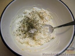 Простая сырная лепешка: Добавить соль, перец, пряности.