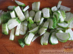 Крестьянский салат по-гречески: Огурцы помыть и нарезать соломкой или кубиками.
