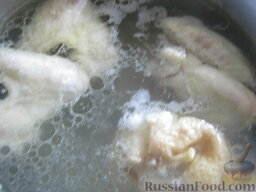 Суп "Куриная радость" с клецками и цветной капустой: Помыть куриные крылышки. Залить холодной водой. Дать вскипеть, собрать шумовкой пену. Дать покипеть 10 минут на маленьком огне под крышкой.