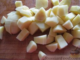 Суп "Куриная радость" с клецками и цветной капустой: Тем временем очистить и помыть картофель. Порезать кубиками.