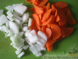 Суп "Куриная радость" с клецками и цветной капустой: Очистить и помыть морковь и репчатый лук. Лук порезать кубиками. Морковь нарезать тонко дольками.