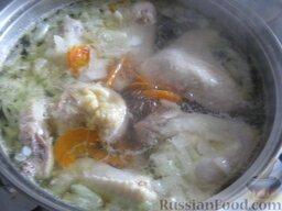 Суп "Куриная радость" с клецками и цветной капустой: Добавить в кастрюлю к мясу картофель, лук и морковь. Варить 15 минут на среднем огне.