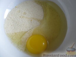 Суп "Куриная радость" с клецками и цветной капустой: Тем временем сделать тесто для клецек. Смешать 3 ст. ложки манной крупы с куриным яйцом.