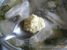 Суп "Куриная радость" с клецками и цветной капустой: Чайной ложкой набрать тесто для клецек (размер - по желанию).