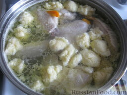 Суп "Куриная радость" с клецками и цветной капустой: Опускать в кипящий суп клецки по очереди, пока не закончится тесто.