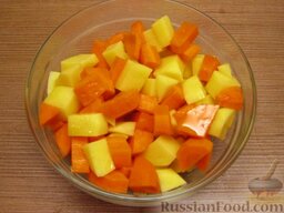 Морковный суп-пюре с чесноком: Смешать картофель и морковь с 1,5-2 ст. ложками оливкового масла, посолить. Закрыть крышкой. Готовить в микроволновке при мощности 850 ватт 7 минут.