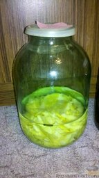 Итальянский лимонный ликер "Лимончелло": Поместите полученную цедру в банку или подобную подходящую емкость, которая герметично закрывается. Залейте спиртом цедру так, чтобы он полностью её покрыл, оставьте настаиваться на 20 дней.