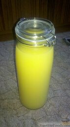 Итальянский лимонный ликер "Лимончелло": Далее варим сироп: растворяем сахар в литре воды, ставим кастрюлю с этой смесью на огонь и кипятим не менее 10 минут на медленном огне. Далее остужаем, после этого вливаем сироп в лимонный спирт. Раствор посветлеет и помутнеет (сравните с цветом лимонного спирта на картинке выше), это нормально. Хорошо перемешайте смесь, герметично закройте и оставьте стоять на месяц.
