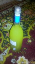 Итальянский лимонный ликер "Лимончелло": По прошествии этого срока, профильтруйте Лимончелло через марлю или стерильный бинт, сложенные не менее чем в 10 слоёв (а лучше - через фильтровальную бумагу, но её ещё надо найти) и разлейте в бутылки. Оставьте бутылки стоять ещё на месяц, после чего Лимончелло можно употреблять. Подают Лимончелло очень холодным в высоких стопках, предварительно хорошо остуженных в морозилке.   Крепость готового лимонного ликера по оригинальному рецепту - около 47 градусов, так что осторожно, выход - 2 литра. Хотите меньше крепость - играйте количествами, всё можно рассчитать.   P.S. Все рецепты Лимончелло из интернета, которые предлагают готовить этот ликёр на водке - ерунда, которая не стоит внимания. Водка придает лимонному ликеру  странный посторонний явно водочный привкус. Постарайтесь найти спирт, это не так сложно, как кажется, проблема решаема при наличии прямых рук и гугла.  На здоровье!