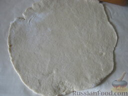 Пицца на скорую руку: Тесто разделить на две части. Раскатать тесто в тонкий корж-лепешку, толщиной 5-6 мм.