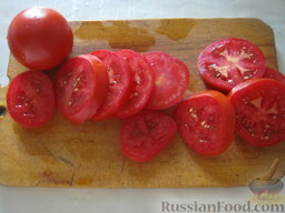 Помидоры "под шубой": Нарезать помидоры кружками.