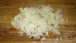 Оладьи из кабачков: Порезать мелко лук и добавить в кабачки, перемешать.  Накрыть пищевой пленкой, настаивать 30 минут.