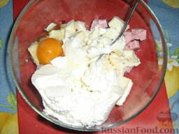 Пирог с ветчиной, сыром и творогом: Добавляем одно яйцо.
