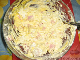 Пирог с ветчиной, сыром и творогом: Тщательно перемешиваем начинку. Проверяем на соль, по желанию добавляем молотый черный перец и мускатный орех.