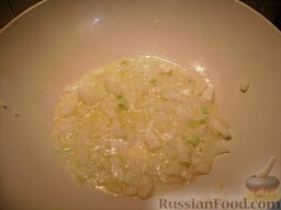 Паста Рустиа: Как приготовить пасту с картофелем, беконом и сыром:    Лук и чеснок мелко порезать, обжарить на сливочном масле.