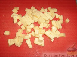 Паста Рустиа: Сыр порезать кубиками. Желательно использовать полутвердый сыр фонтина или тома. Можно использовать камамбер или другой похожий сыр.