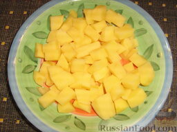 Паста Рустиа: Картофель почистить и порезать мелкими кубиками.