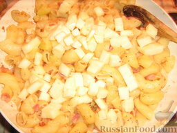Паста Рустиа: Добавляем в пасту с картофелем сыр, перчим и хорошо перемешиваем. Слегка поджариваем.