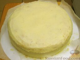 Лимонно-бисквитный торт с творожным кремом и курагой: Выложить творожный крем на верхний корж слоем в 0,5-1 см. Таким же слоем крема покрыть бока торта.