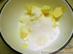 Лимонно-бисквитный торт с творожным кремом и курагой: Приготовить крем. Для этого порубить масло, смешать его с сахаром.