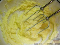 Лимонно-бисквитный торт с творожным кремом и курагой: Взбить масло с сахаром.