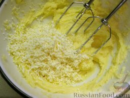 Лимонно-бисквитный торт с творожным кремом и курагой: Протереть через сито творог и добавить его в крем, продолжая взбивать.