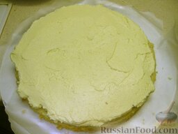 Лимонно-бисквитный торт с творожным кремом и курагой: Выложить на нижний корж творожный крем слоем в 1-1,5 см