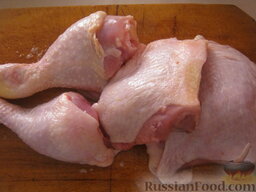 Курица в медово-соевом маринаде: Как приготовить курицу в медово-соевом соусе:    Куриные окорочка вымыть и обсушить, разрезать на порционные куски.