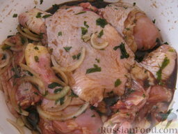 Курица в медово-соевом маринаде: Поместить курицу в маринад. Оставить мариноваться в холодильнике на 2-4 часа, можно на ночь.