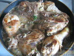 Курица в медово-соевом маринаде: Разогреть сковороду, налить растительное масло. В горячее масло выложить кусочки курицы в медово-соевом соусе (лук и зелень тщательно очистить).