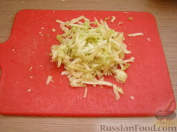 Салат из сельдерея с сыром и яблоками: Последним натрем яблоко, так оно меньше потемнеет.
