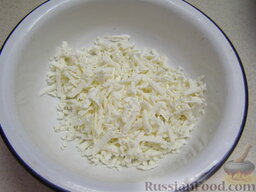 Картофельная запеканка на сковороде: Брынзу натереть на крупной терке.