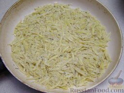 Картофельная запеканка на сковороде: Холодную сковороду смазать 1 ст. ложкой растительного масла. Выложить половину картофельной массы и аккуратно разровнять слой.