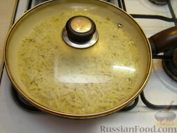 Картофельная запеканка на сковороде: Поставить сковороду на средний огонь и накрыть крышкой. Готовить запеканку картофельную, поджаривая ее сначала 15-20 минут с одной стороны.