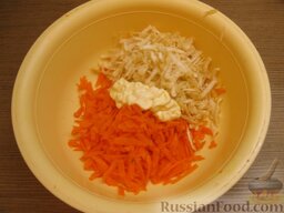Салат из моркови и сельдерея: Смешать сельдерей, морковь и майонез. Посолить.