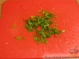 Салат из моркови и сельдерея: Зелень мелко нарезать.