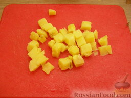 Салат с жареными грибами и корейской морковкой: Картофель отварить в мундире, очистить и нарезать кубиками.