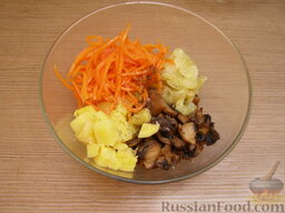 Салат с жареными грибами и корейской морковкой: Смешать все ингредиенты. Добавить соль, перец и, при необходимости, еще ложку растительного масла. Тщательно перемешать.