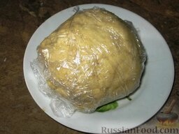 Пирог  с брокколи и курицей: Добавить сливки и замесить тесто. Убрать его в холодильник на 1 час.
